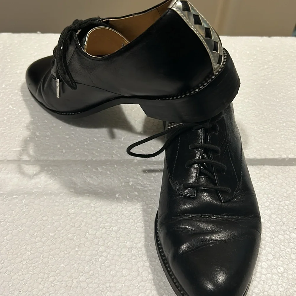 Mellow Yellow lace up Black/silvery details flat leather shoes girls size 4(35)